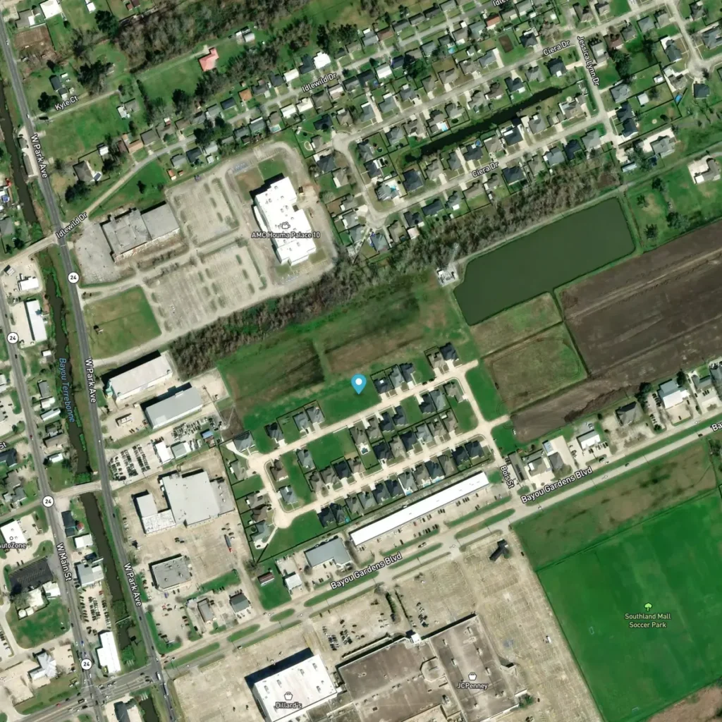 Satellite view of Williamsburg subdivision in Houma, LA, featuring 68 residential lots, high-elevation homesites, and a 4-acre stocked pond near Bayou Gardens Blvd.
